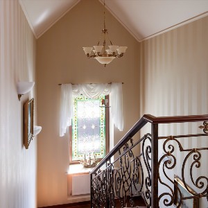 Окно над лестницей в частном доме