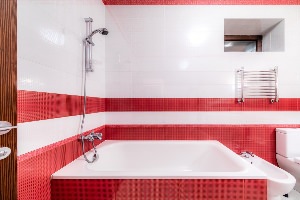 Красная маленькая ванная комната