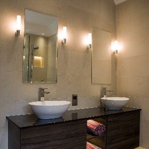 Висячие светильники в ванной