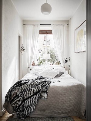 Кровать у окна в узкой комнате