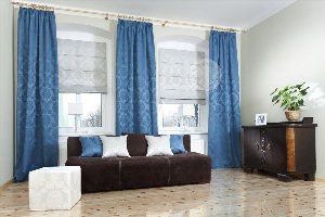 Синие шторы в интерьере гостиной комнаты