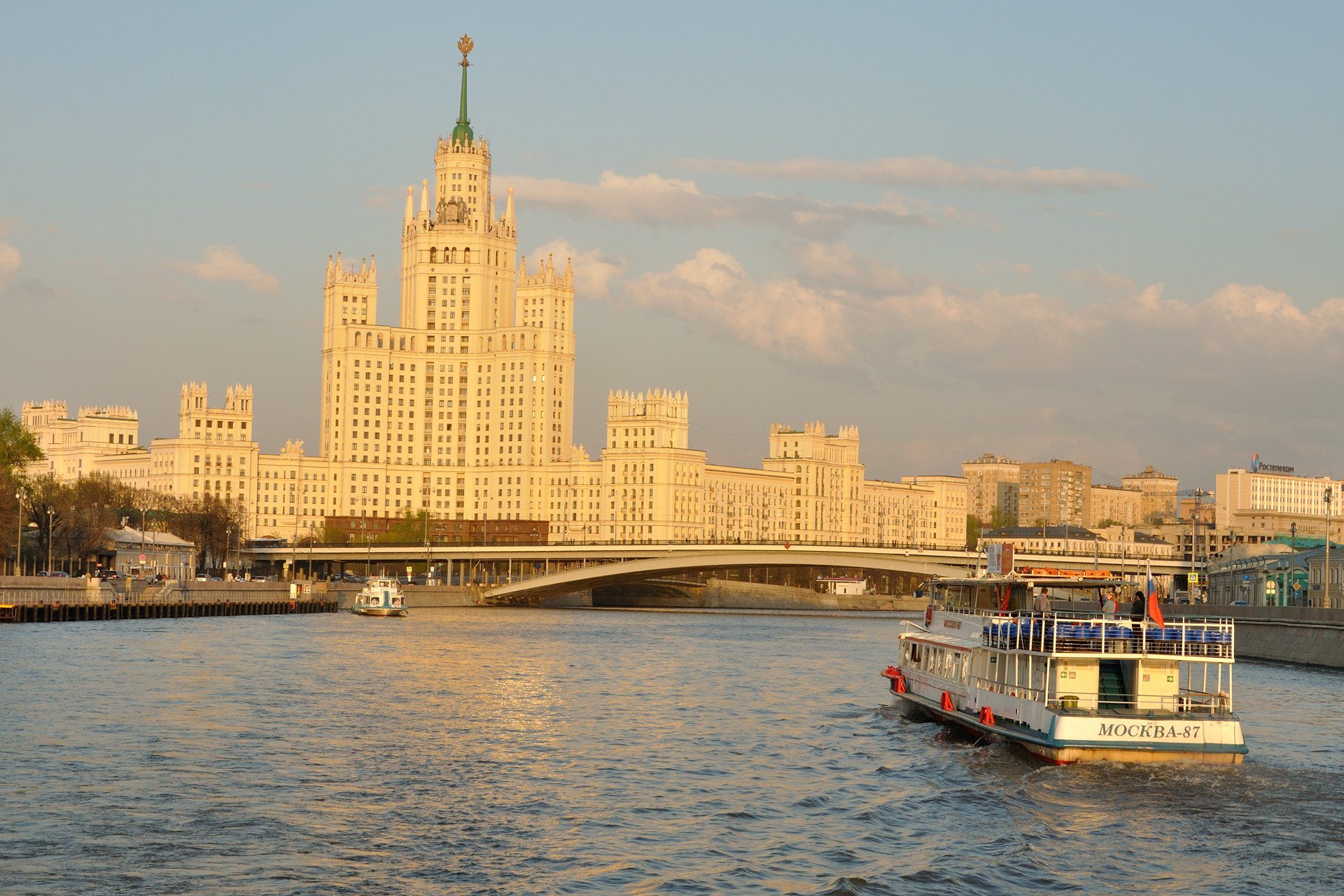 Дом на котельнической набережной. Москва высотка на Котельнической набережной. Сталинская высотка на Котельнической. Сталинская высотка на набережной в Москве. Сталинскуfz высоткf на Котельнической набережной.