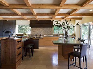 Кухня с деревянными балками на потолке
