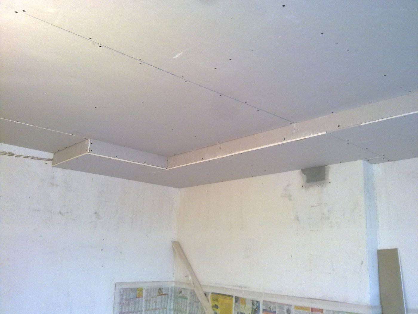 натяжной потолок с коробом на кухне