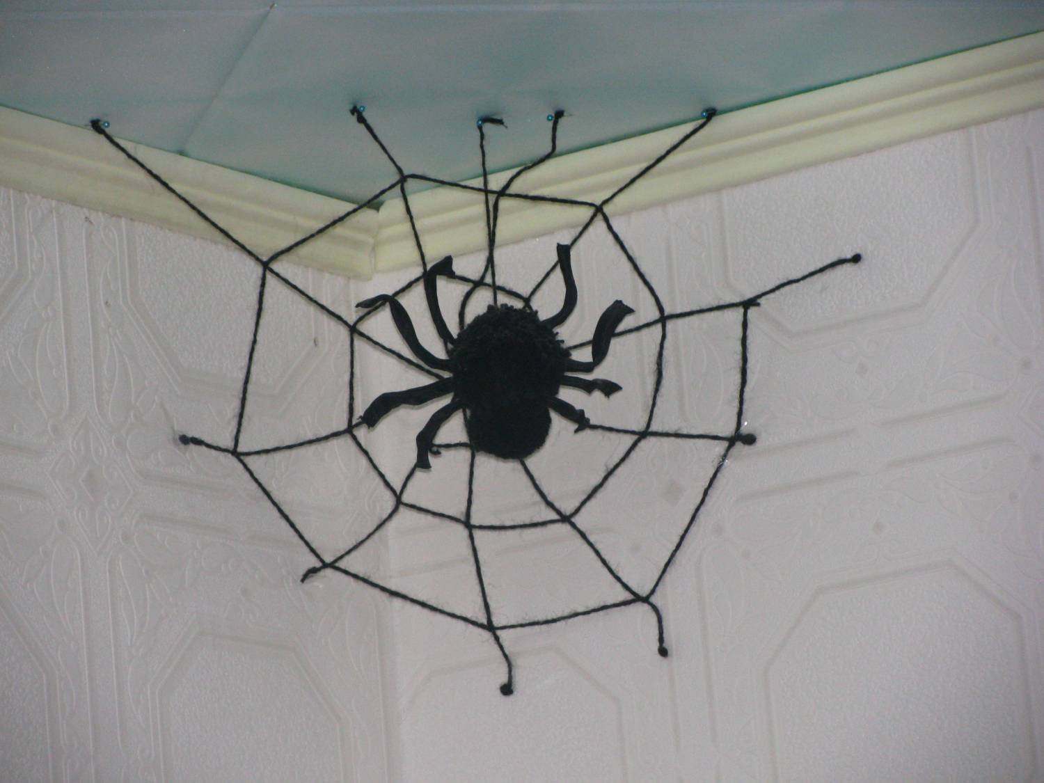 Поделка паук. Поделка паук из бумаги. Паук своими руками поделка. Поделка паучок на паутине из бумаги.