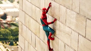 Человек паук лезет по стене