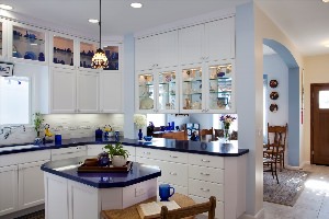 Синий потолок на кухне
