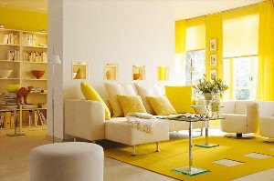 Желтые стены в интерьере гостиной