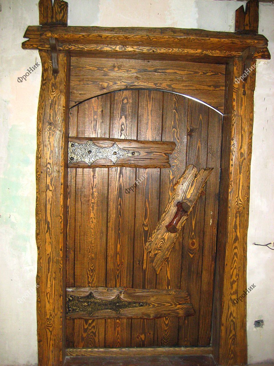 Хата дверей. Состаренные двери. Двери под старину. Старинная деревянная дверь. Дверь из состаренного дерева.