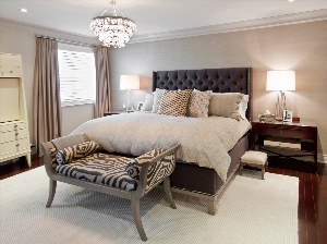 Коричневая спальня с белой мебелью