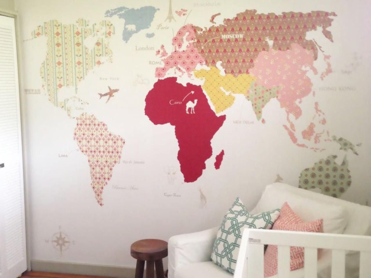 Интерьер детской с картой мира на стене