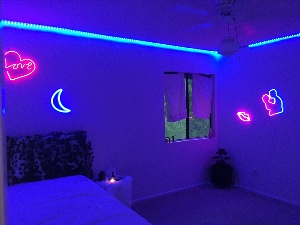 Синяя подсветка в комнате