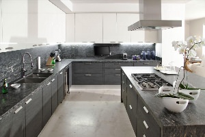 Белая кухня с серым фартуком