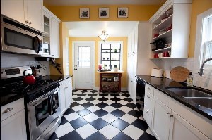 Плитка на пол для маленькой кухни