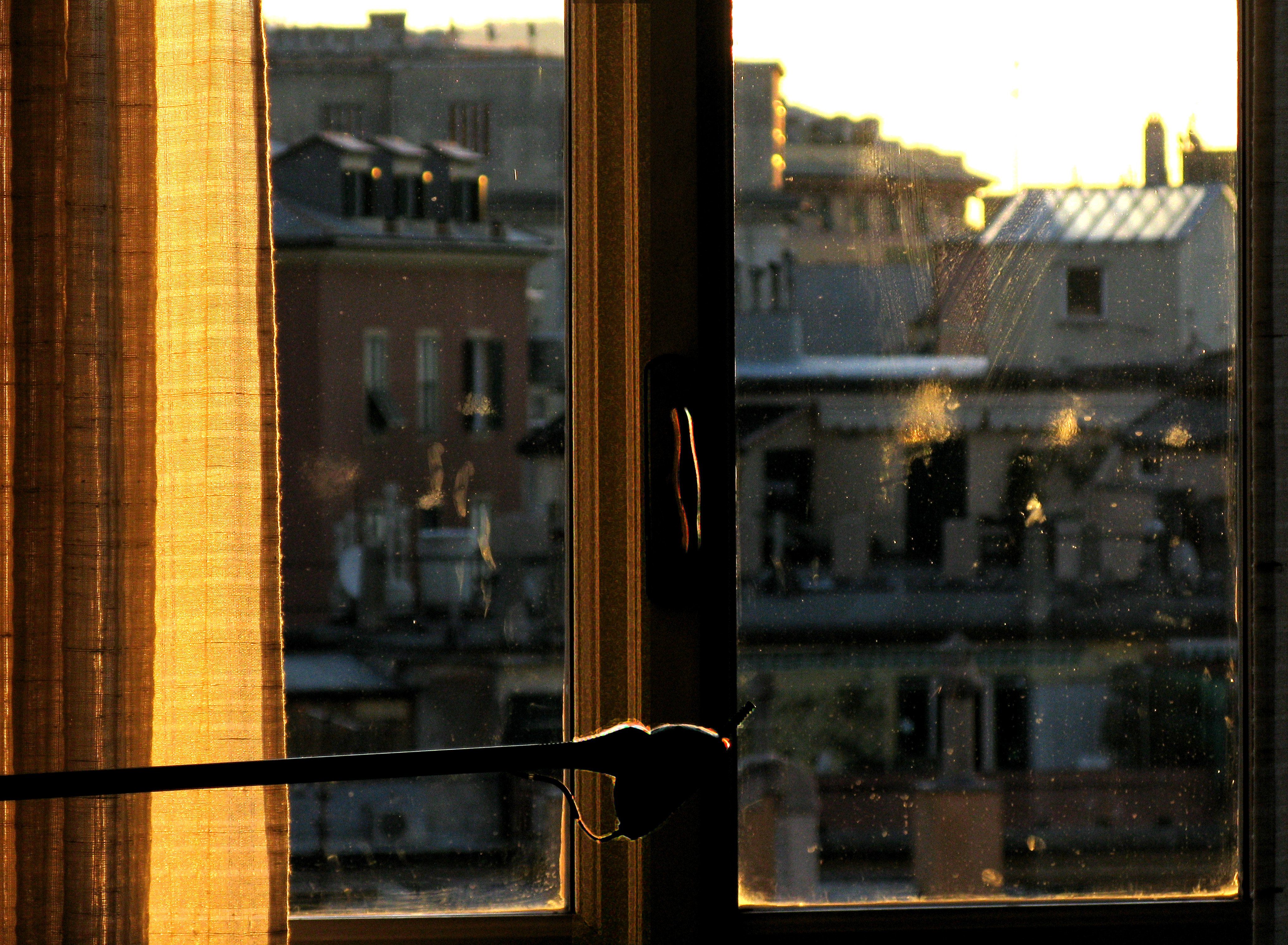 Снится окно на улицу. Отражение в окне. Вид из окна. Солнце в окне. Городской вид из окна.