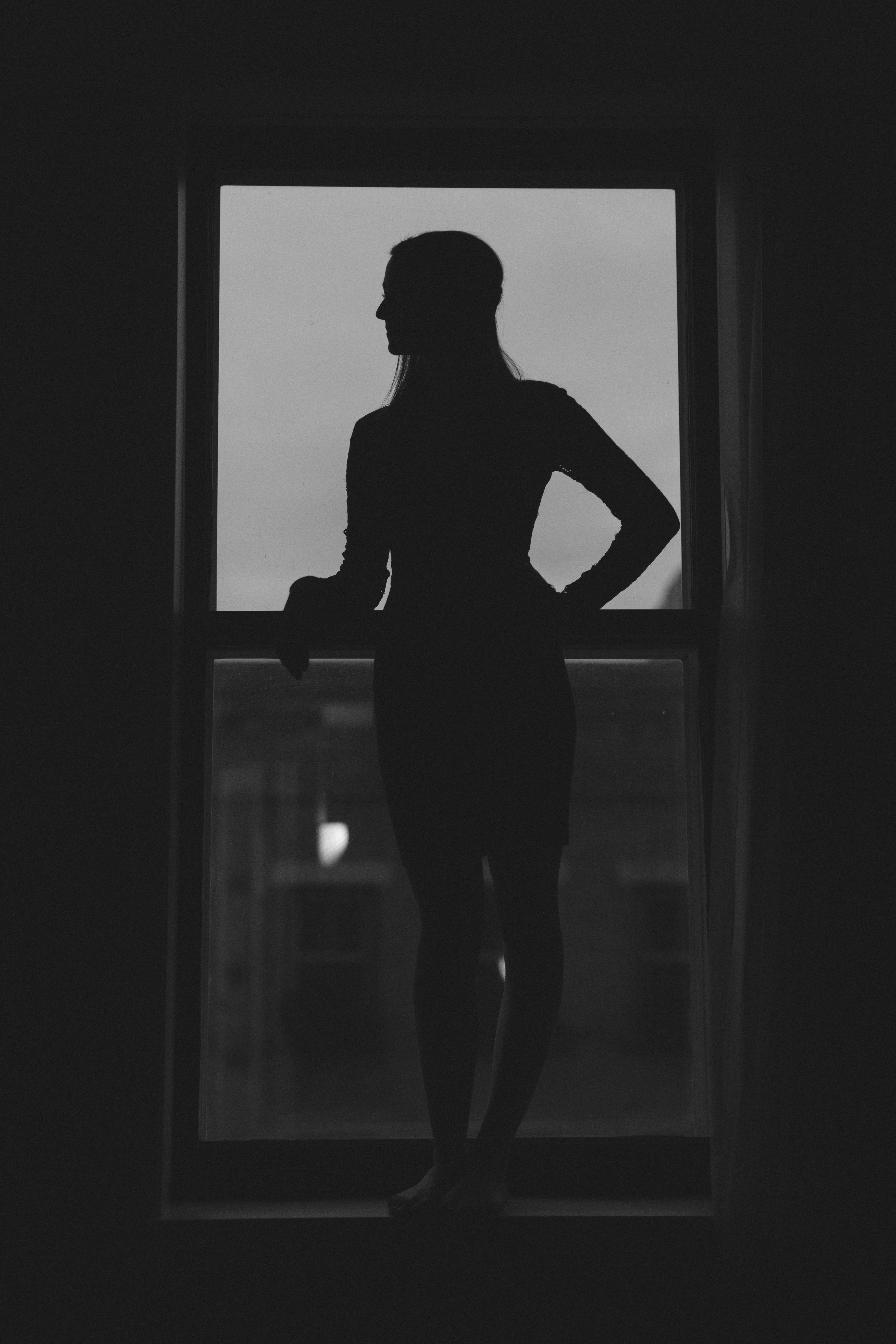 Женщина в окне фото черно белое