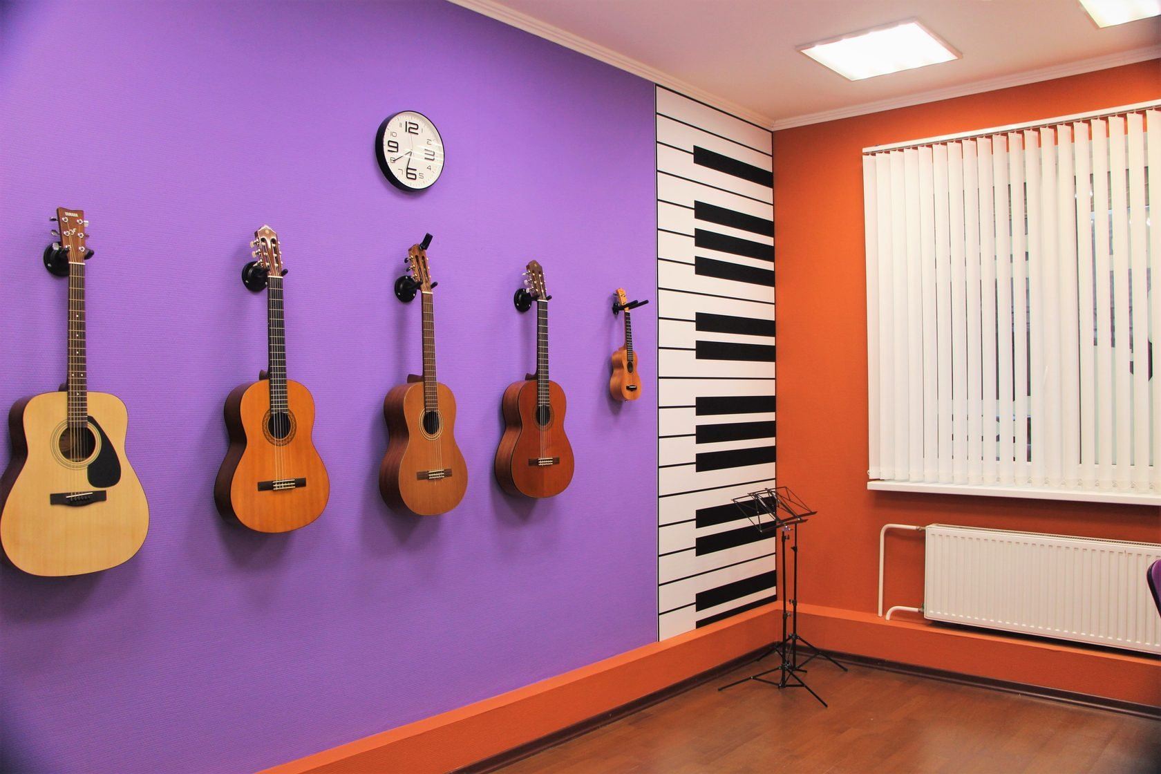 Музыкальные школы контакты. Интерьер музыкальной школы. Дизайн стен в школе музыкальной. Разноцветные стены в музыкальной школе. Музыкальная студия для детей.