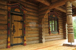 Входная дверь в деревянный дом