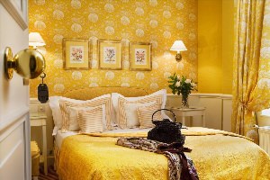 Желтые обои в интерьере спальни