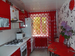 Дизайн штор для красной кухни
