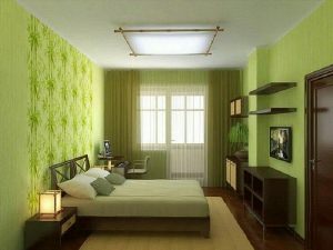 Комната с зелеными обоями