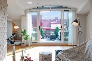 Комната с балконом и окном