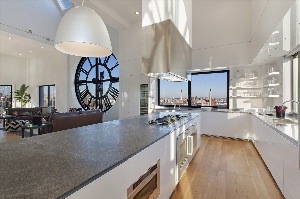 Кухня с панорамным окном в квартире