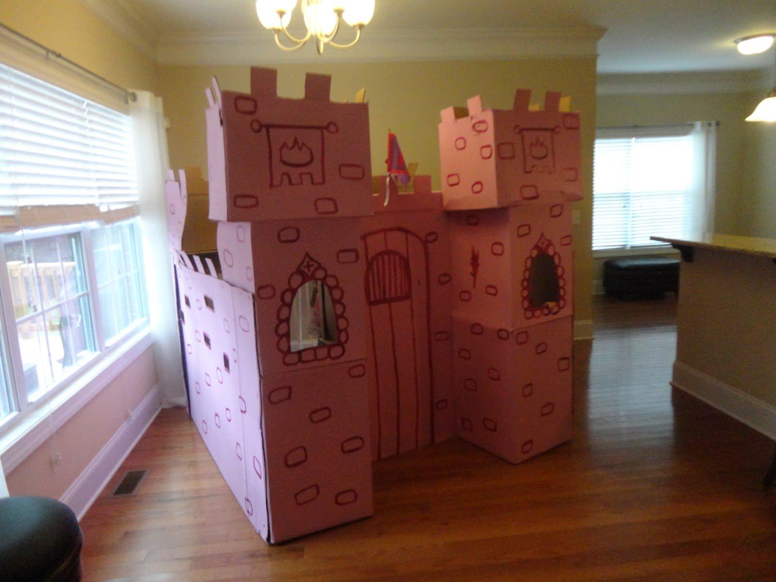 Построй дом из коробков. Замок из картонной коробки. Замок из картонных коробок. Крепость из коробок. Картонный замок для детей.