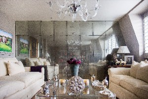 Зеркальная стена за диваном в гостиной