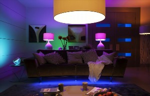 Разноцветная лампа в комнату