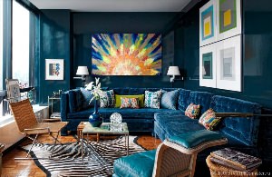 Интерьер комнаты с синим диваном