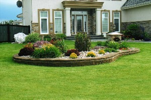 Прямоугольный цветник перед домом