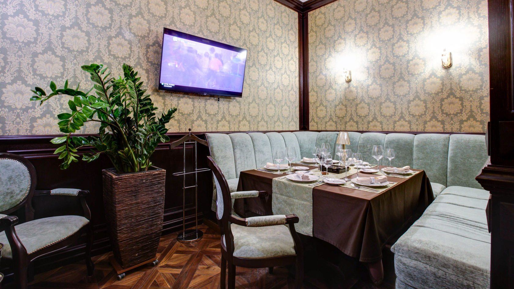 Рестораны с вип залами. Вип комната в ресторане. Вип зал в кафе. Ресторан с сигарной комнатой в Москве. Мебель для вип залов в ресторане.