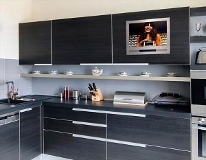 Современный угловая кухня с телевизором