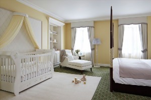 Интерьер комнаты с детской кроваткой