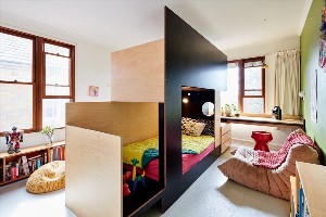 Разделение детской комнаты кроватью