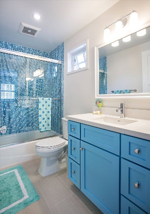 Голубые оттенки в интерьере ванных комнат