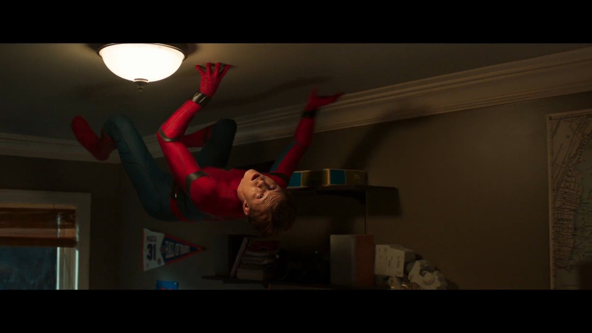 Человек паук на потолке