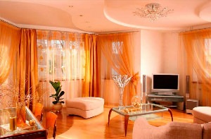 Персиковые шторы в интерьере гостиной