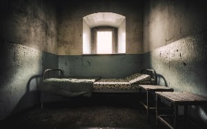 Белая комната тюрьма