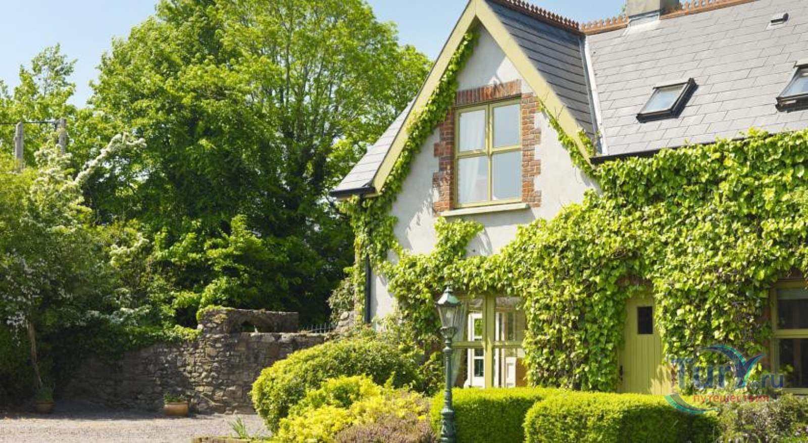 Ireland houses. Дом в Ирландии. Город Трали Ирландия. Коттедж в Ирландии. Домик в зелени.