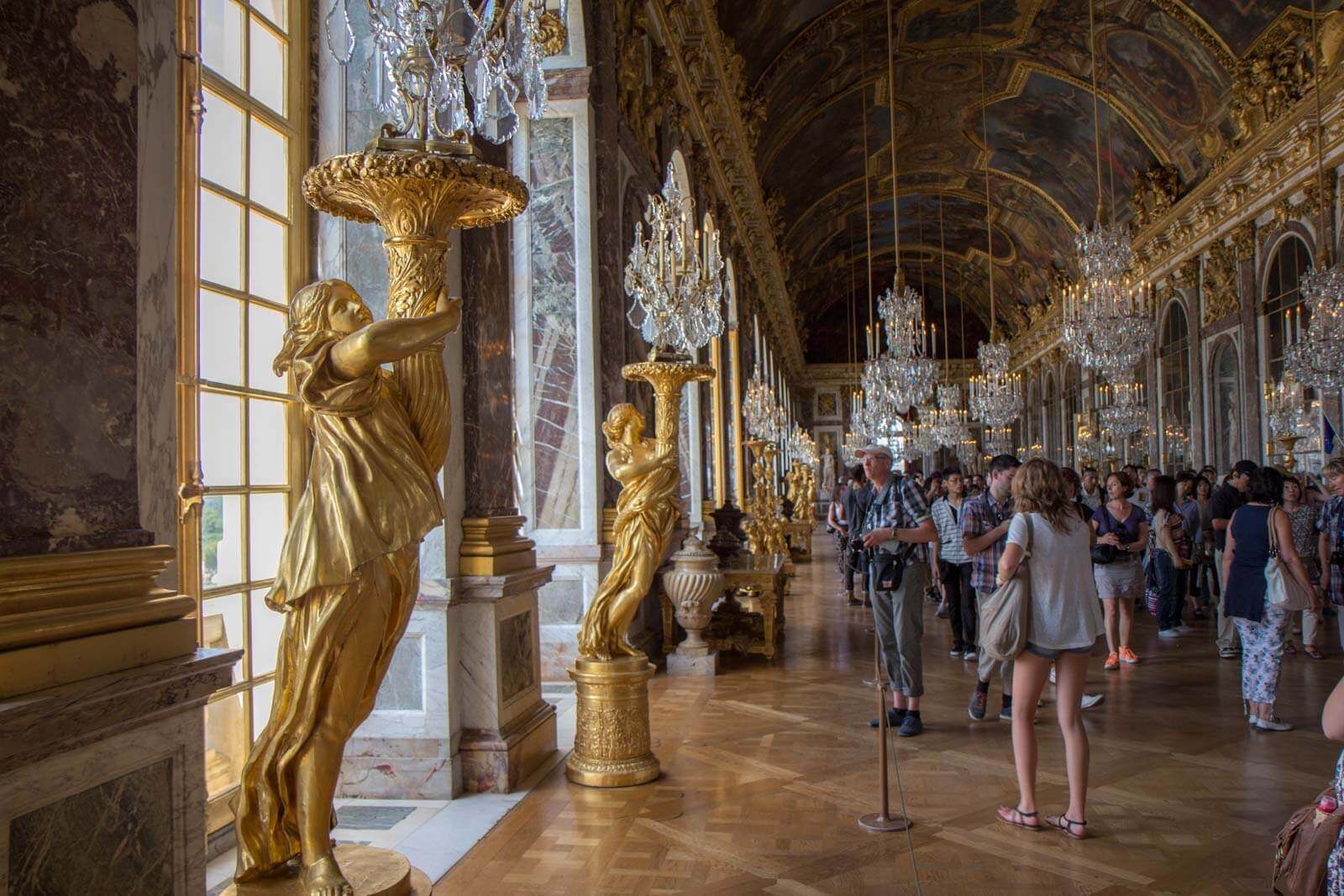 Галереи версаля. Версальский дворец Версаль Франция. Зеркальная галерея Версальского дворца. Версальский дворец внутри зеркальная галерея. Зеркальный зал Версальского дворца.