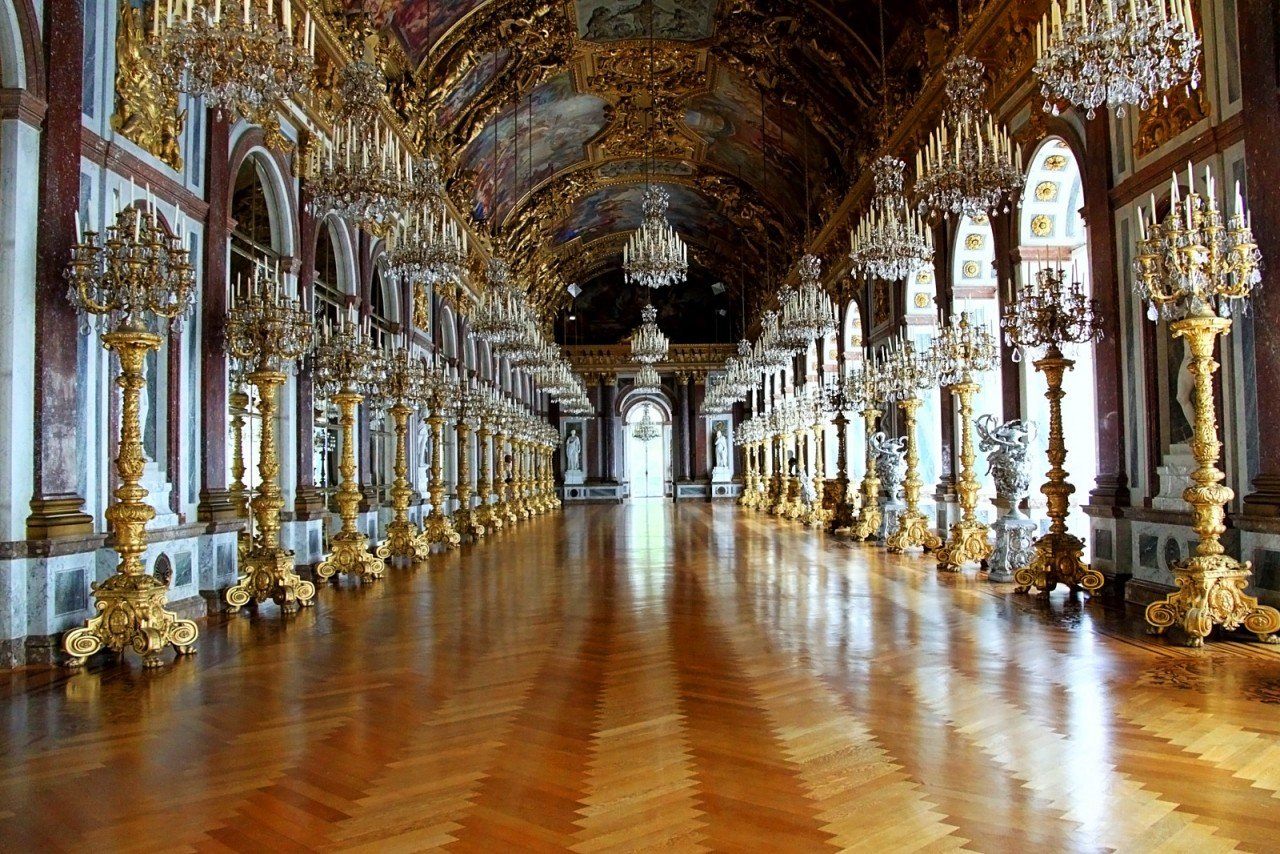 Галереи версаля. Дворец Версаль зеркальная галерея. Версаль Франция зеркальная галерея. Зеркальный зал Версальского дворца. Франция Версальский дворец внутри.
