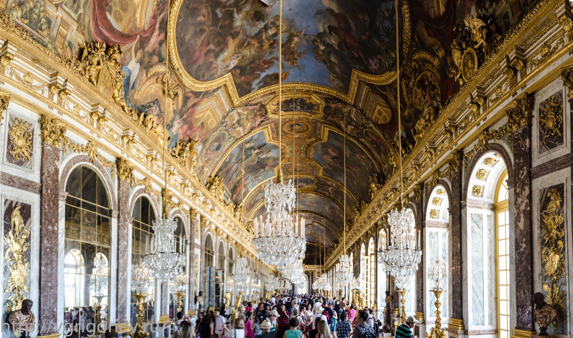 Галереи версаля. Зеркальная галерея Версальского дворца. Версальский дворец Версаль внутри. Зеркальный зал Версальского дворца. Лебрен зеркальная галерея Версаль.