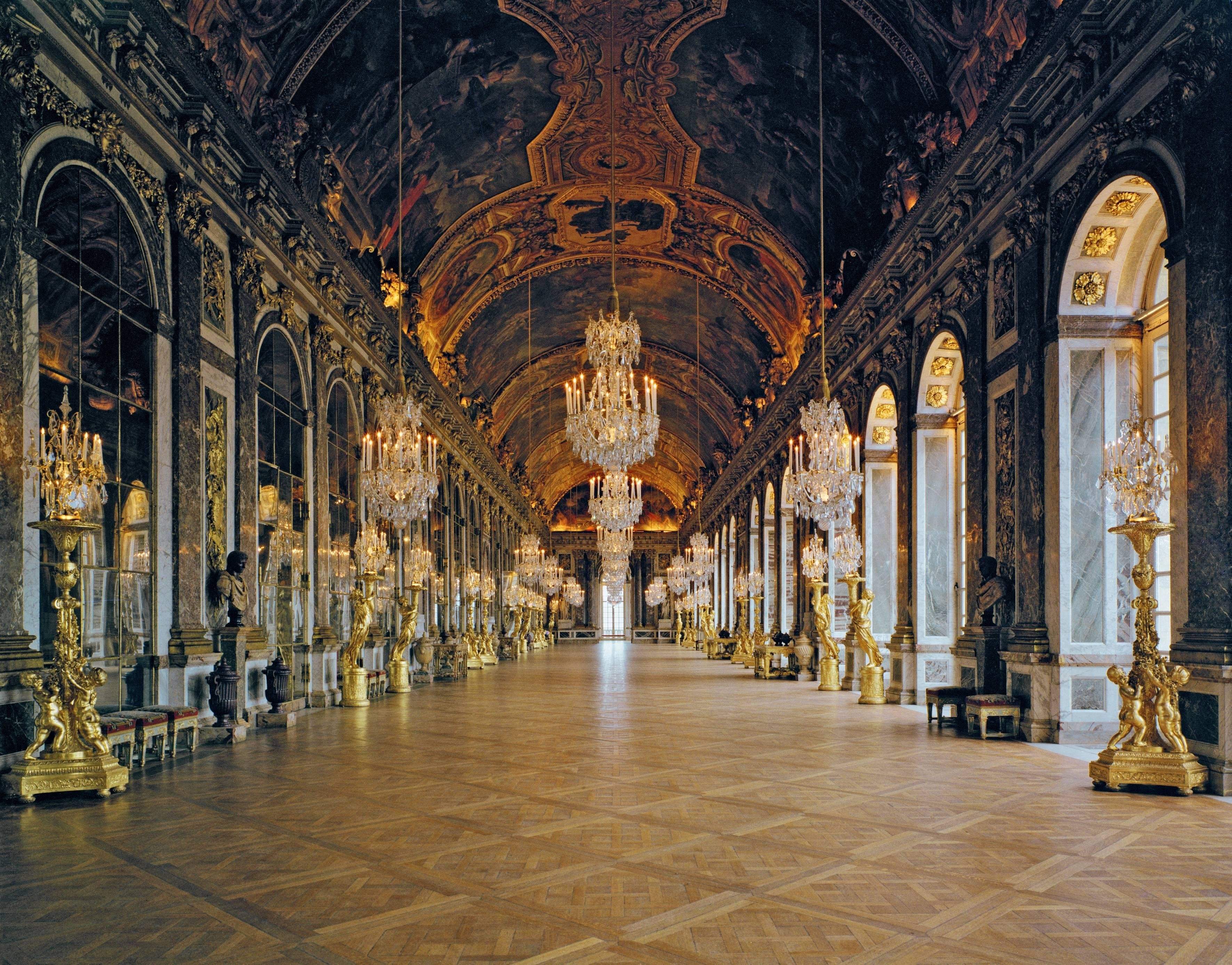 Галереи версаля. Зеркальная галерея Версальского дворца. Версальский дворец Версаль внутри. Зеркальная комната в Версале. Зеркальный зал Версальского дворца.