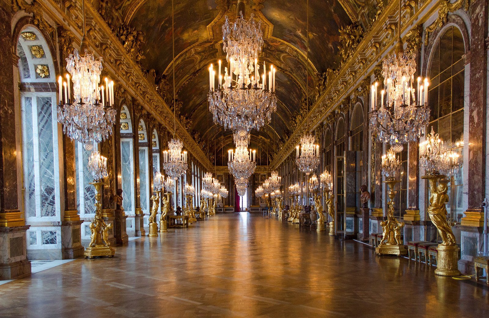 Ночной версаль. Версальский дворец внутри. Версальский дворец внутри зеркальная галерея. Версальский дворец зал войны.