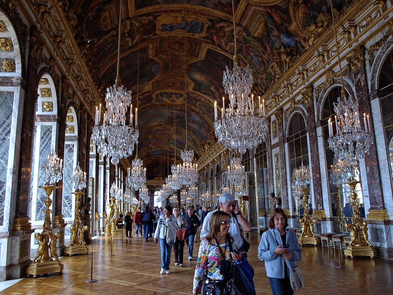 Галереи версаля. Зеркальная галерея Версальского дворца. Зеркальный зал Версальского дворца. Зеркальный зал Версальского дворца во Франции. Версальский дворец Версаль внутри.
