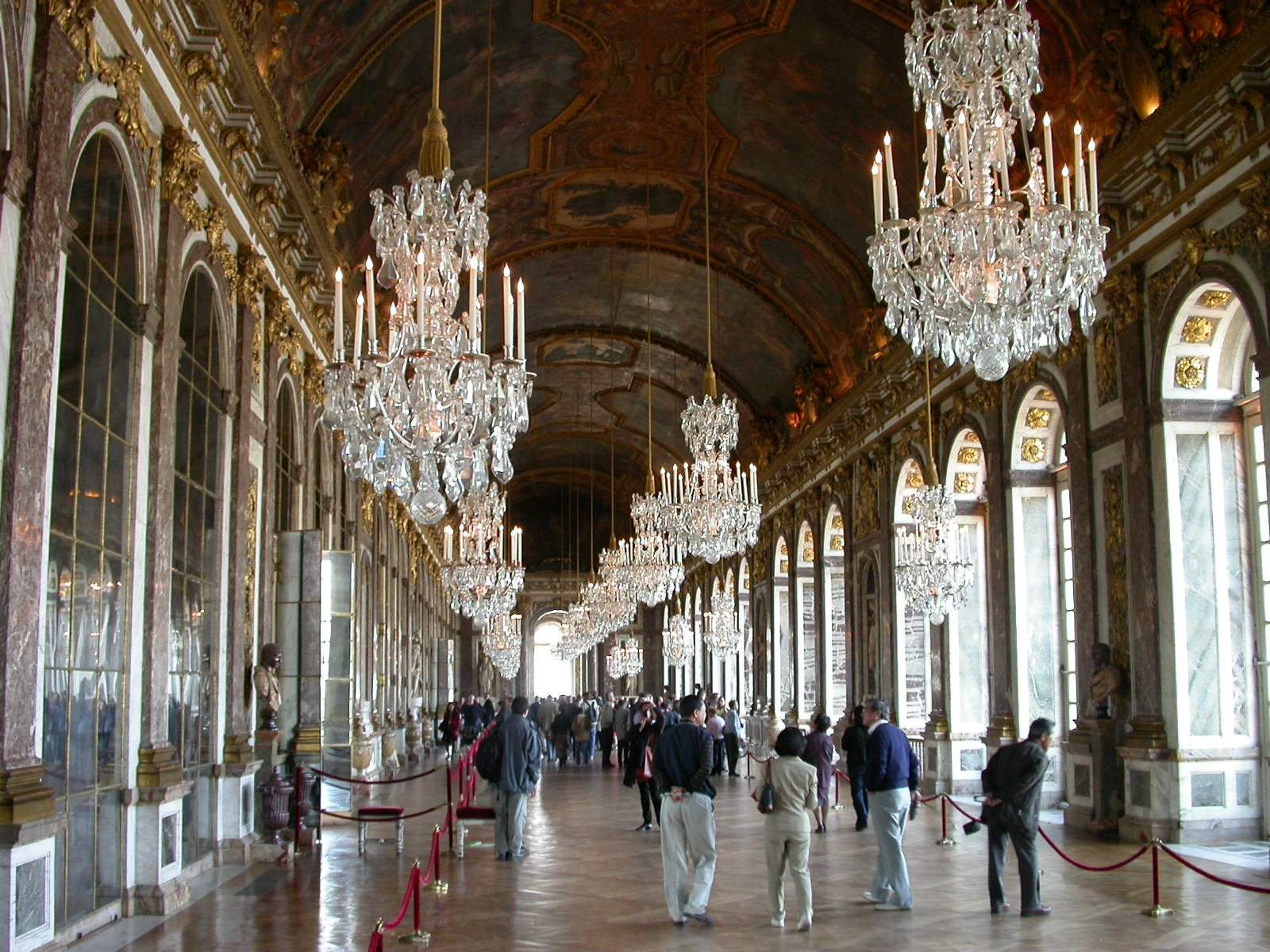 Галереи версаля. Зеркальная галерея Версальского дворца. Зеркальный зал Версальского дворца. Жюль Ардуэн-мансар зеркальная галерея. Лебрен зеркальная галерея Версаль.