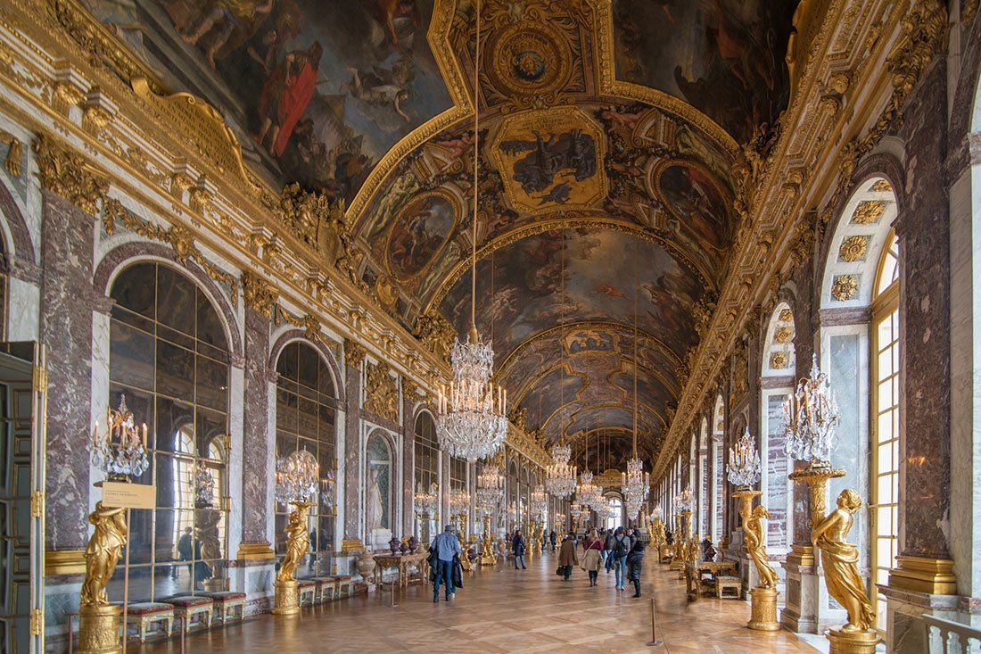 Галереи версаля. Версаль зеркальная галерея Версальского. Версальский дворец внутри. Версальский дворец салон Дианы.