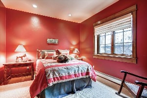 Терракотовый цвет в интерьере спальни